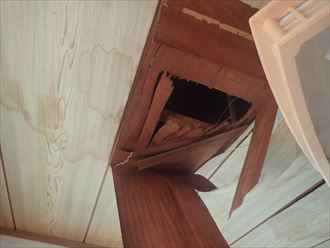 雨漏りによる天井材の破損