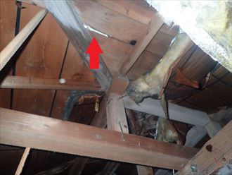 屋根裏に差し込む光