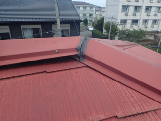 棟板金が浮いてしまっています