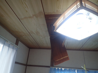 雨漏りによって天井が一部剥がれていました