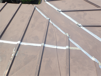 瓦棒屋根の補修跡