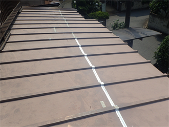 四街道市下志津新田にて錆びによる穴あきが見られる瓦棒(トタン)屋根からの雨漏り調査を実施