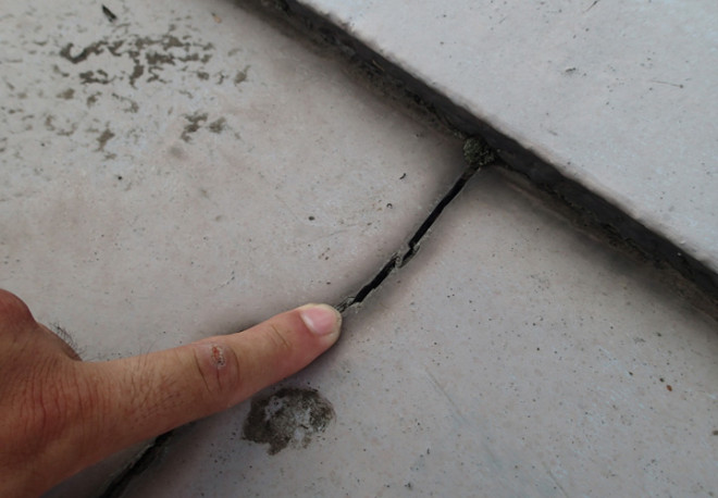 雨漏りの原因となった幅のあるクラック