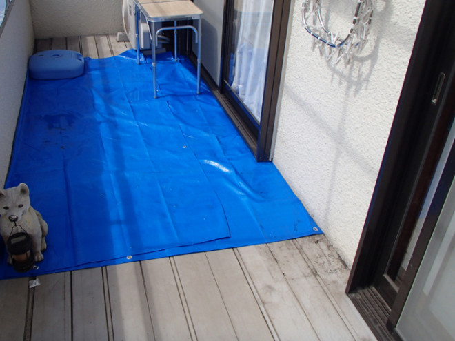 バルコニーで雨漏りしているためブルーシートで養生