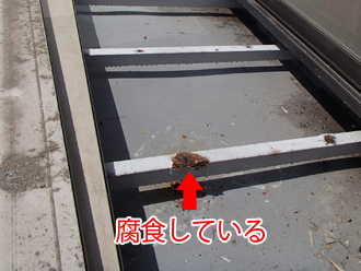 バルコニーの鉄部分のサビ