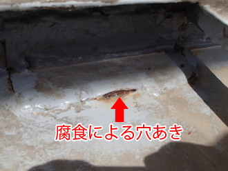 品川区大井のバルコニー床で腐食による穴あきからの雨漏り
