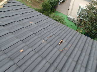 落下した棟瓦でした屋根の瓦も割れてしまっています