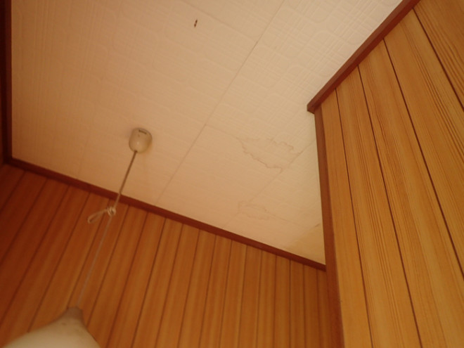 大田区中央のスレート屋根で縁切りされていないことからの雨漏り