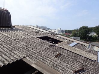 工場屋根の雨漏り補修　交換する波板スレートを撤去