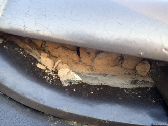 漆喰が剥がれて土が出てきている