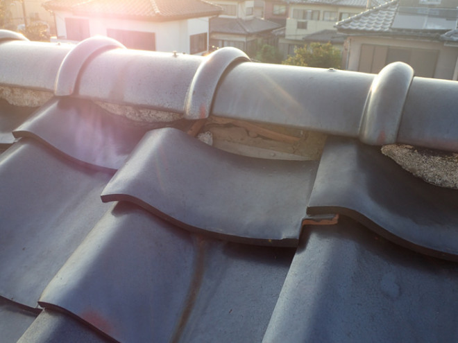 棟の漆喰が剥がれている