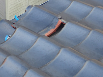 瓦がずれている