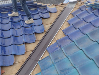 設置した新しいステンレス製の谷板金