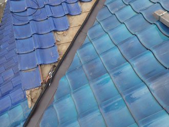 谷板金の右側の復旧が完了した瓦屋根