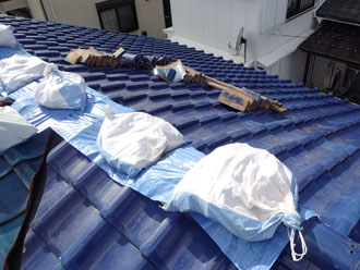 雨養生を実施した瓦屋根