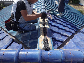 漆喰を詰めて棟瓦の土台を作る様子