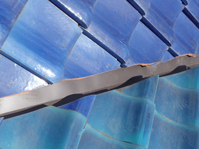 西東京市栄町のお住まいにある、交換した新しいステンレス製の谷板金