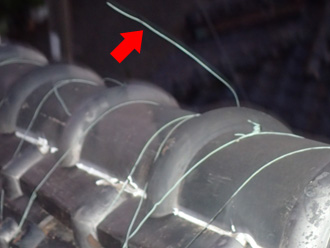 棟瓦の銅線が切れている