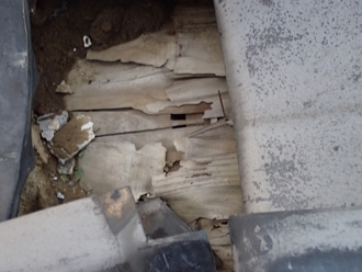 瓦の下の防水紙が劣化している