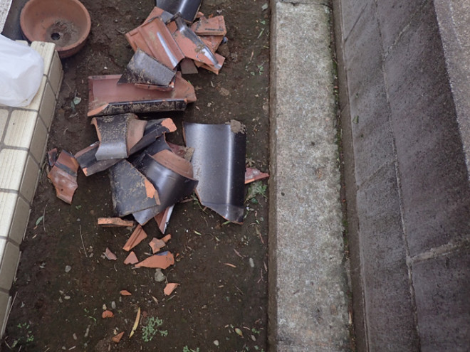 屋根から落下した瓦