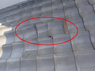 瓦がズレている