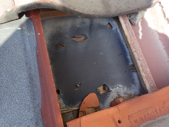 瓦が外れて防水紙に穴が空いている