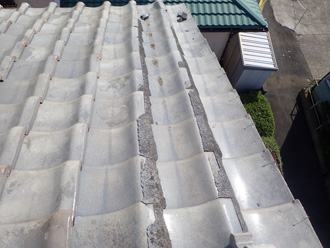 瓦をセメントで固定している