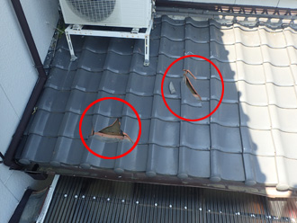 大屋根から落下した瓦で瓦が割れている
