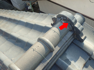 棟の漆喰が劣化している