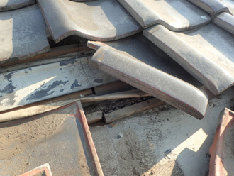 瓦の下の防水紙が劣化している