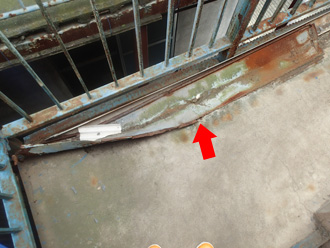 外れた棟板金が落ちている