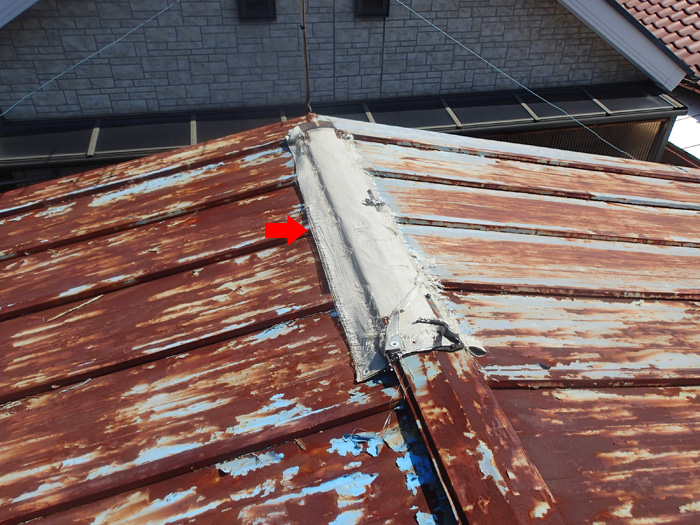 棟板金が飛散した屋根