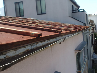 外れかかっている雨樋