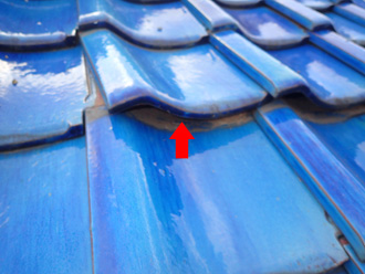 瓦がズレている