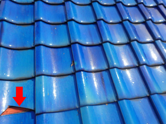 瓦が割れている