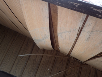 軒天の化粧板が剥がれている
