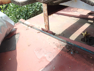 雨漏りしている金属屋根