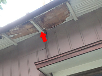 軒天が破損している