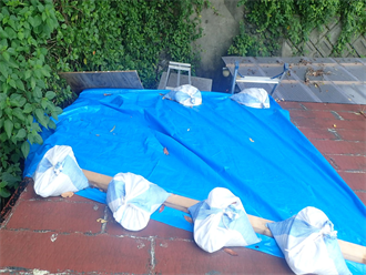 ブルーシートで養生