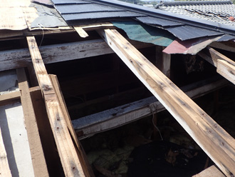 屋根材だけでなく野地板も飛散している