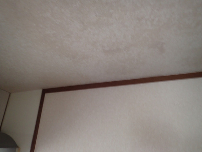 雨漏りによってシミになった天井クロス