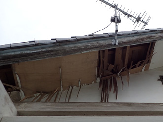 軒天が破損している