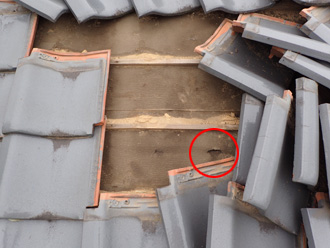 防水紙が破れている