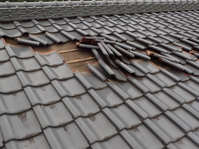 台風で屋根の瓦がズレている