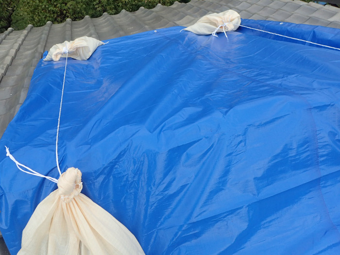 屋根葺き直し工事前の養生された屋根