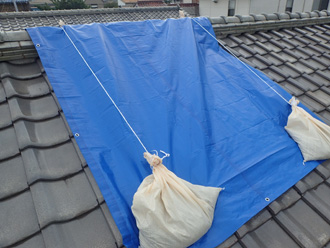 ブルーシートで雨養生