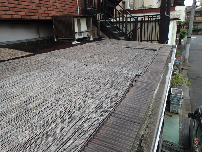 雨漏りを起こした工場の庇屋根