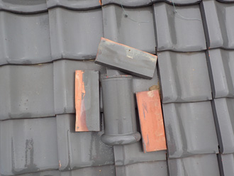 外れた棟瓦が屋根に落下