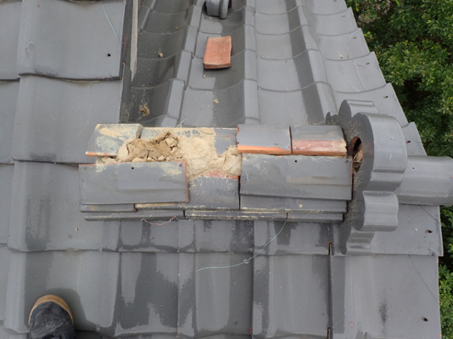 横浜市港南区上永谷で強風被害で棟瓦が落下し雨漏りが発生