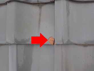 棟瓦が落下した衝撃で瓦の一部が欠けている